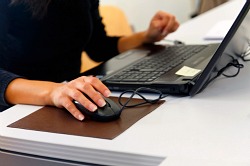 woman at pc with mouse